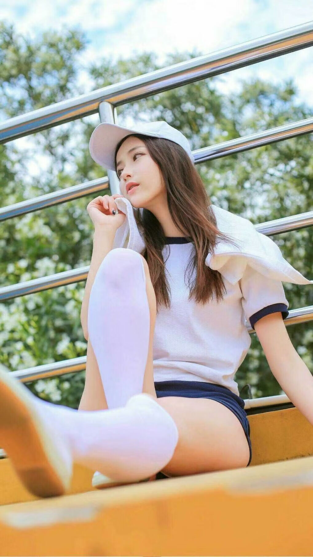美国马术队在巴黎奥运会三项赛中获得第七名，表现稳健。，美国马术运动员